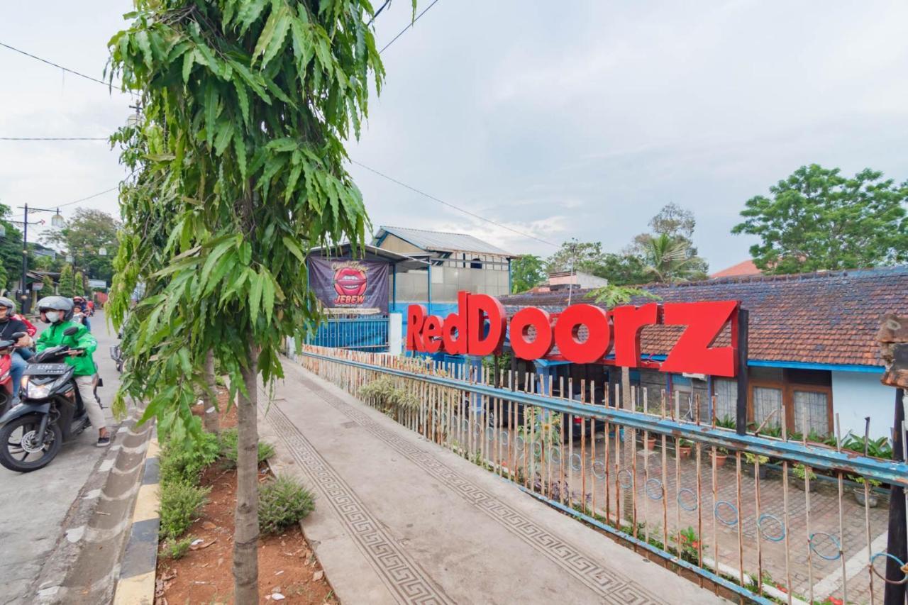 Reddoorz Syariah At Jl Pangeran Hidayatullah Cianjur Hotel Екстериор снимка